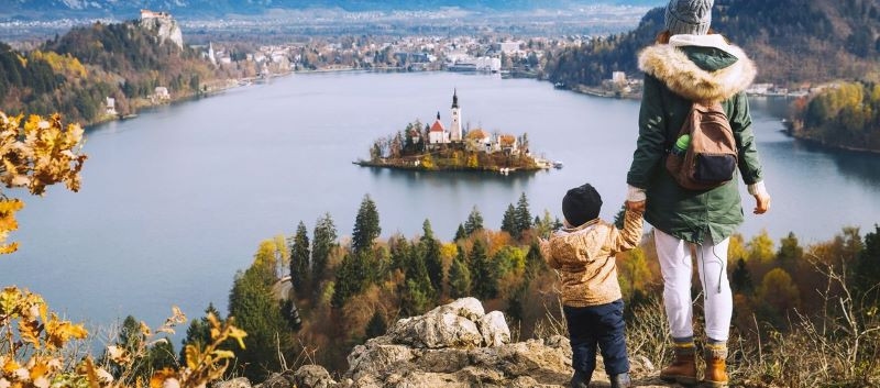 Kar 34 odstotkov prenočitev turistov v 2020  iz sosednjih držav