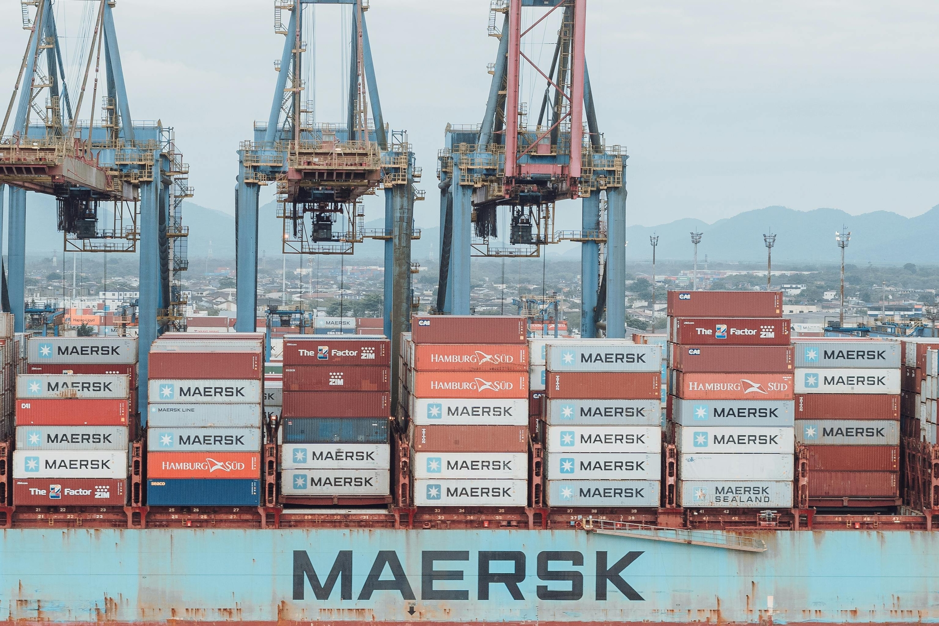 Svet: Maersk ponovno pluje skozi Sueški prekop