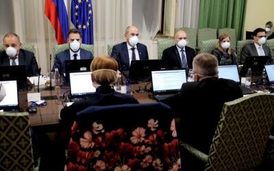 Vlada danes o ponovni obvezi nošenja zaščitnih mask