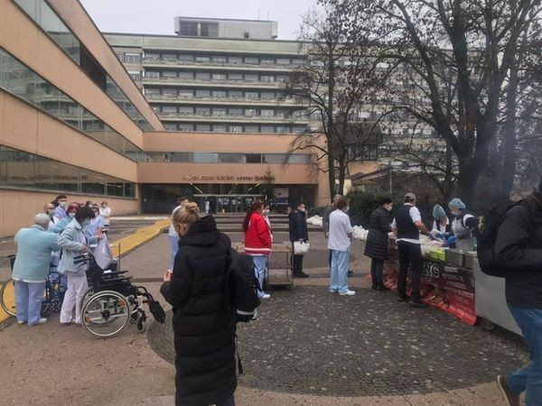 Momo za zdravstveno osebje UKC spekel 1100 pleskavic