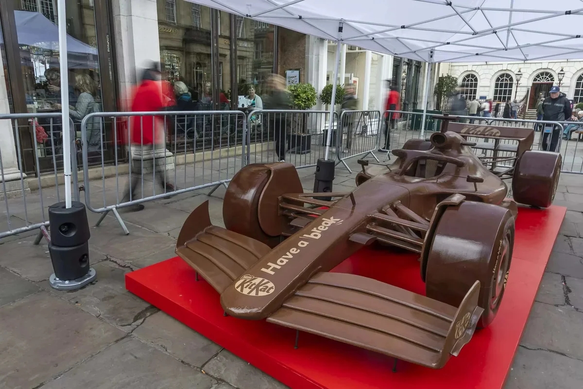 Anglija: Nestlé v Yorku predstavil čokoladni avtomobil F1 v naravni velikosti