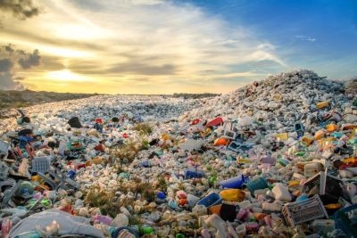 Vlada in zbornica s kodeksom za zmanjšanje uporabe plastike v gostinstvu