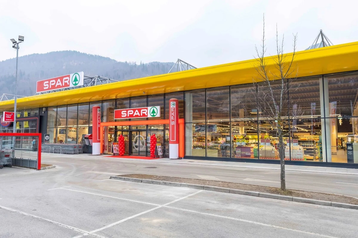 Spar s prenovljeno podobo na Jesenicah ponovno odprl svoja vrata