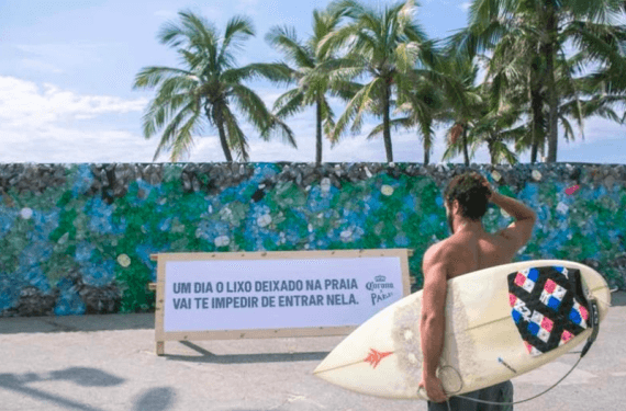 Corona pred plažo Ipanema postavila (opozorilni) zid iz plastičnih smeti
