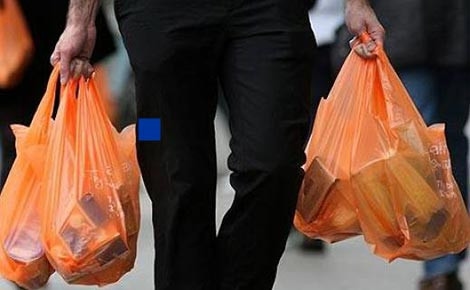 Na TZS trgovci z ministrom Lebnom o ukinitvi brezplačnih plastičnih vrečk