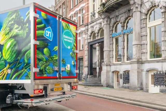 Nizozemska: Albert Heijn uvedel hitre polnilnice za električne tovornjake v distribucijskem centru