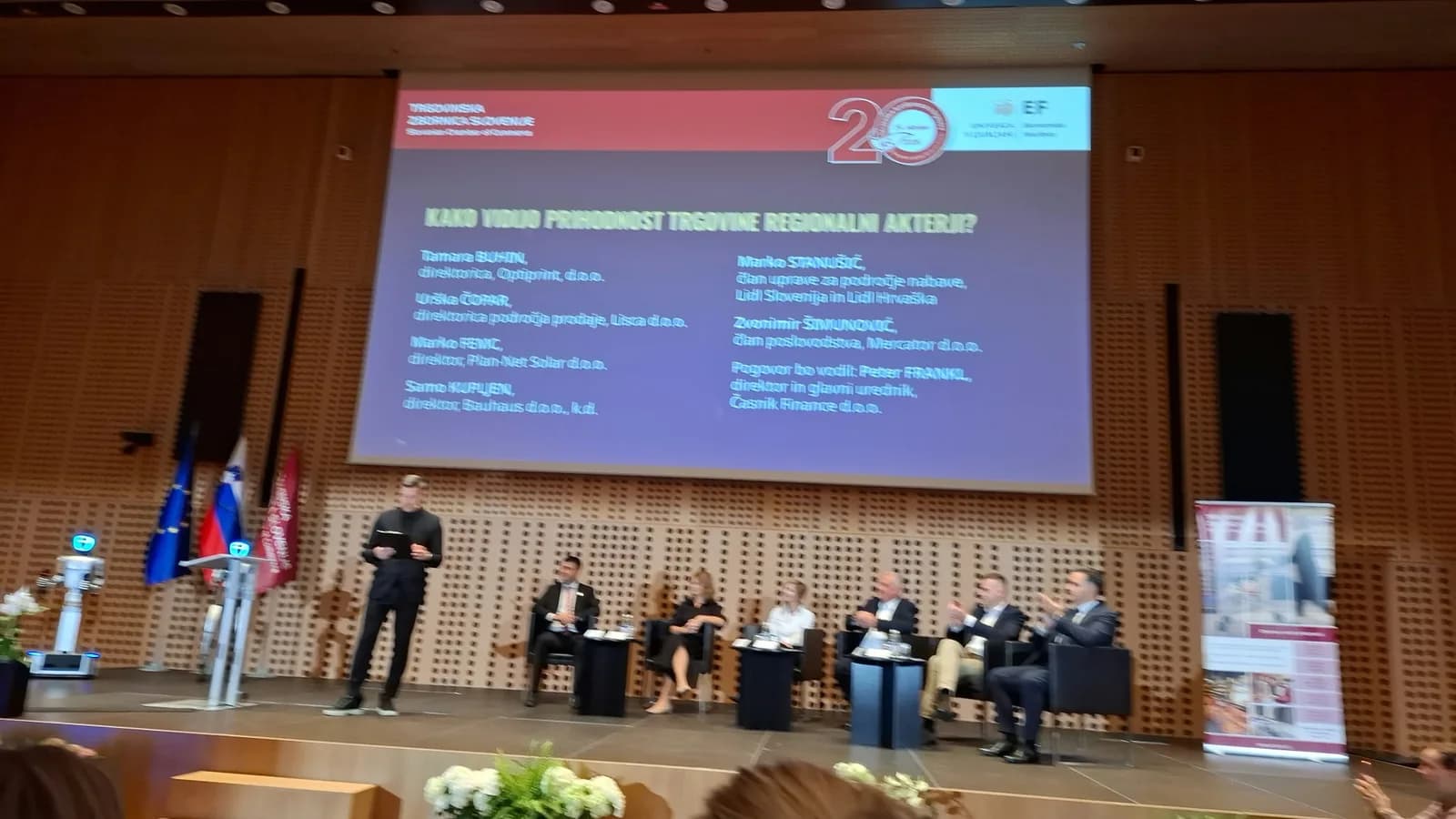 Trgovci na letni konferenci o izzivih prihodnosti v panogi
