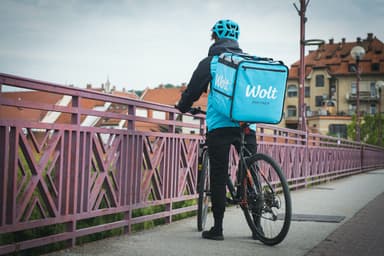 Wolt: Vključevanje novih dostavljalcev prilagajamo povpraševanju