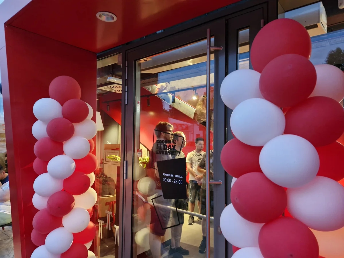 Po zamudi glede datuma odprtja, danes nenapovedana, a zato (sodeč po obisku) težko pričakovana otvoritev KFC v Ljubljani