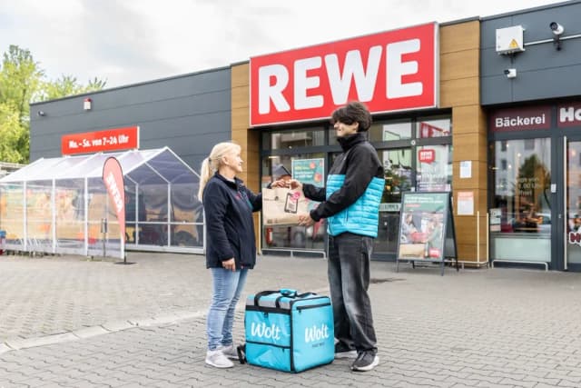 Nemčija: Rewe začenja prodajo prek platforme Wolt