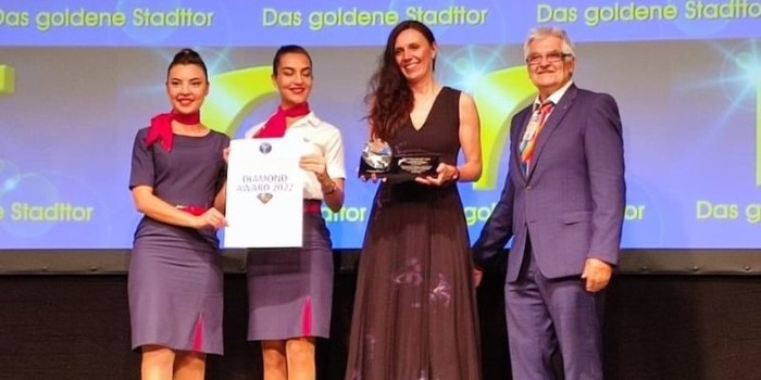 Za STO diamantno, tri zlata in srebrno priznanje