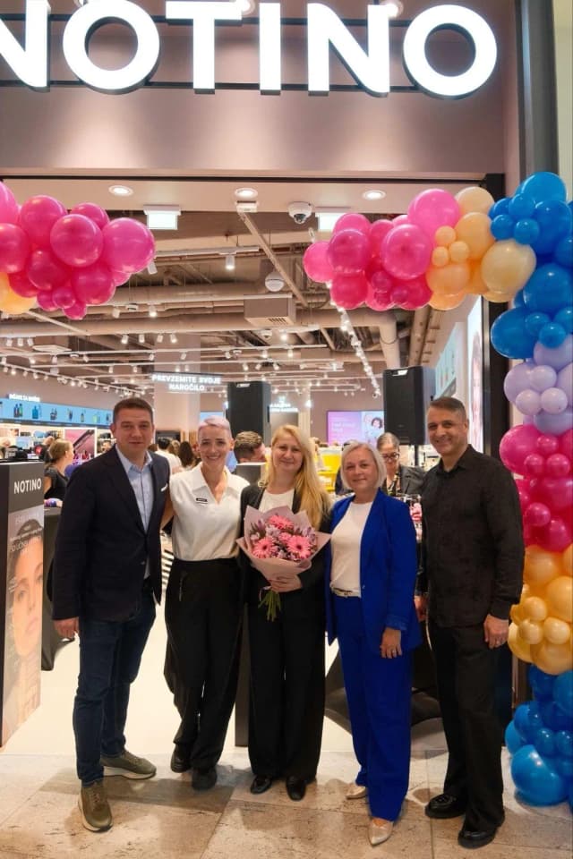 Danes so v ljubljanski Aleji odprli prvo fizično trgovino Notino s posebnim virtualnim ogledalom