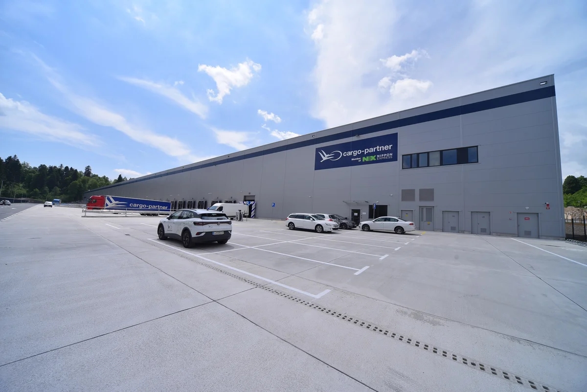 V Logatcu cargo-partner slovesno odprl nov iLogistični center