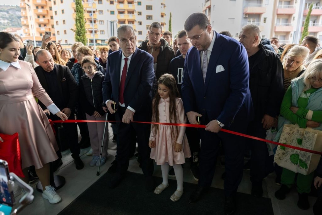 Črna gora: Budva z velikim nakupovalnim centrom, Mega Mallom in Mega marketom