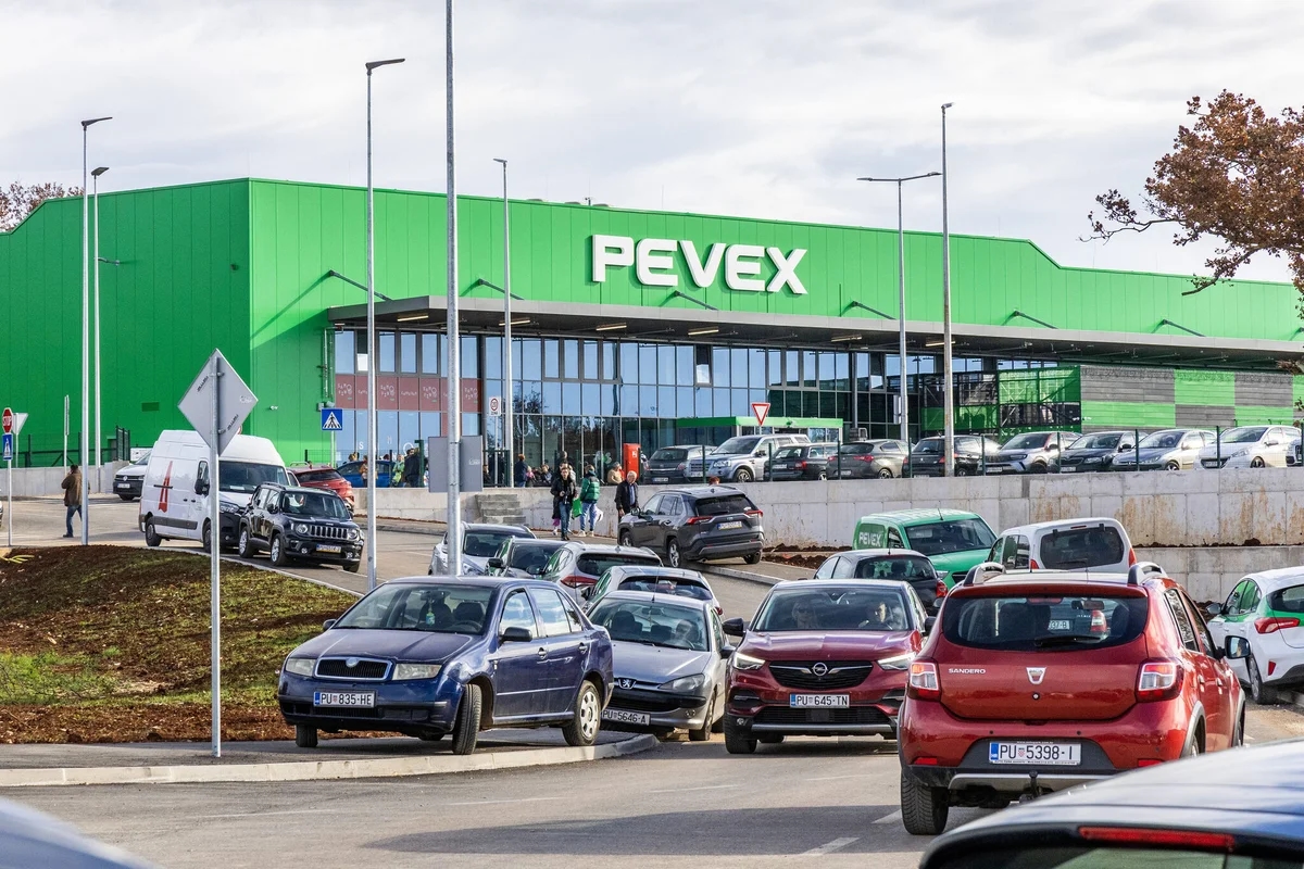 Hrvaška: V Poreču so odprli 30. prodajni center