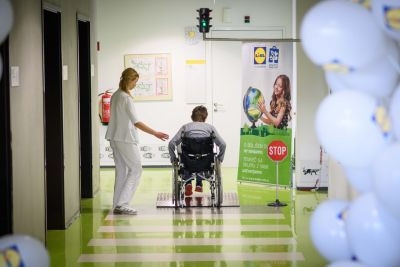 Lidl na Soči predal poligon za učenje spretnejše vožnje z invalidskim vozičkom
