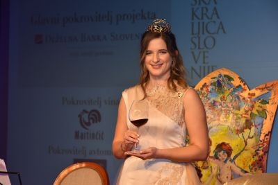 Za 2021 ostaja vinska kraljica Ana Pavlin z Otočca (VIDEO)